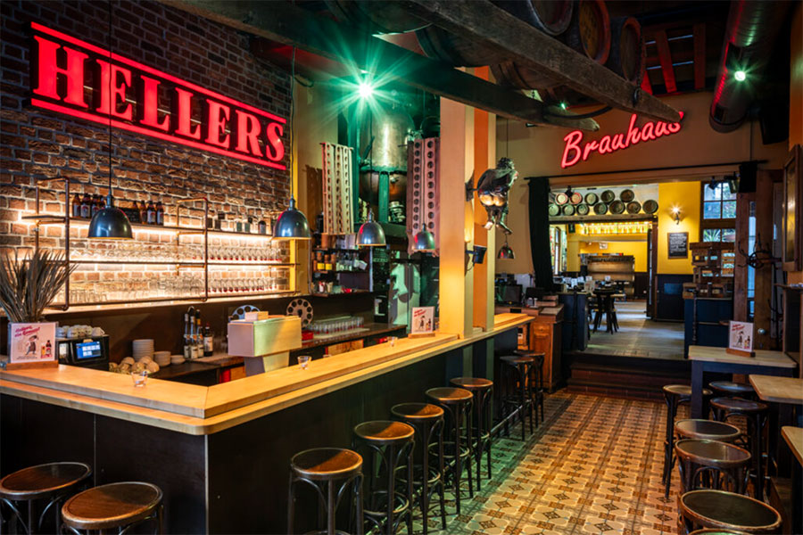 Die Theke des Hellers Brauhaus in Köln