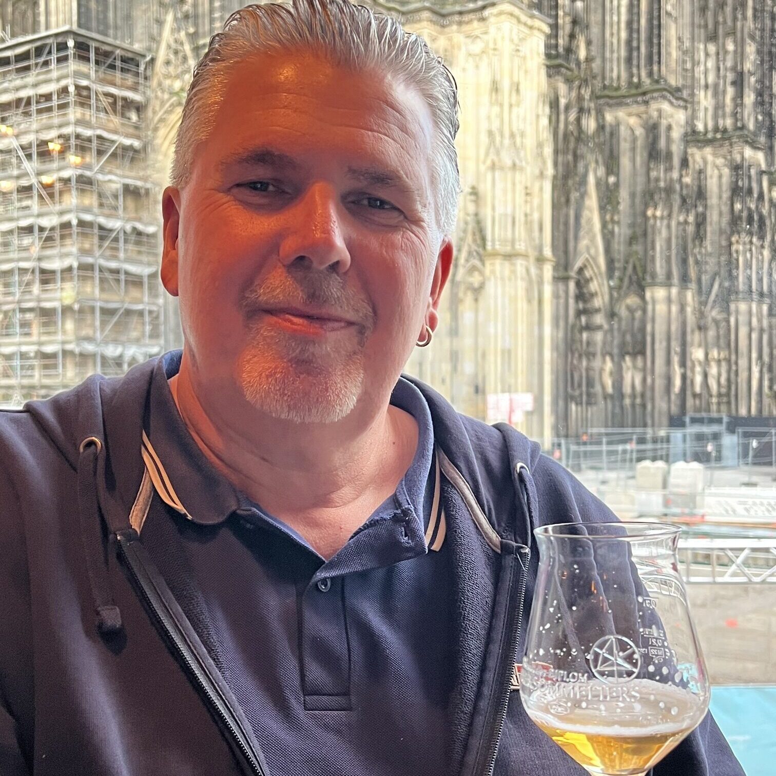 Biersommelier Siggi Müller mit dem Kölner Dom im Rücken